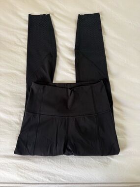 Lululemon Leggings Wunder Under High-Rise Tight 25"
Size 4